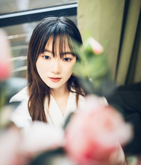 Windows XP style welcome window with hero image